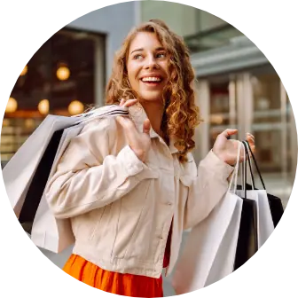 Uśmiechnięta kobieta niosąca zakupy.